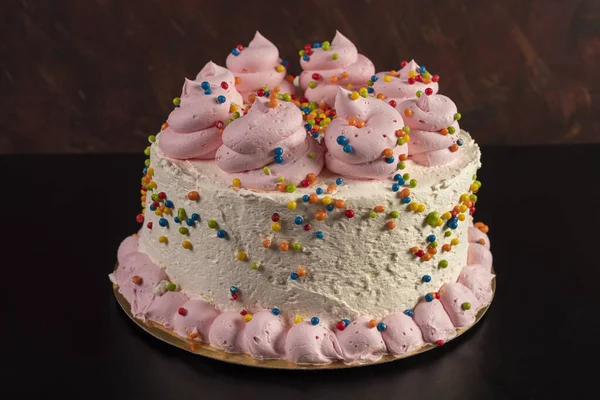 Torta Aislada Blanca Con Los Ingredientes Rosados Sobre Mesa Negra — Foto de Stock