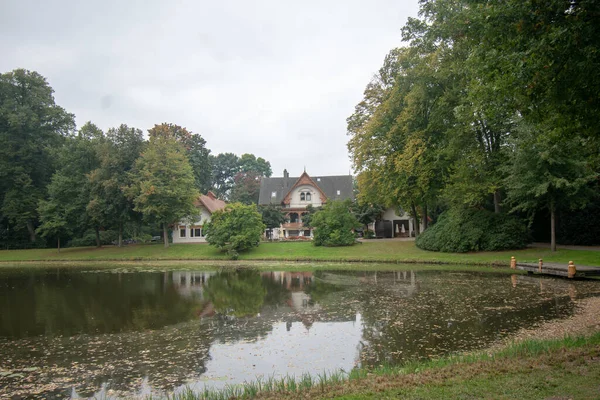 ドイツ ブレーメンの公園の緑に囲まれた湖の美しい景色 — ストック写真