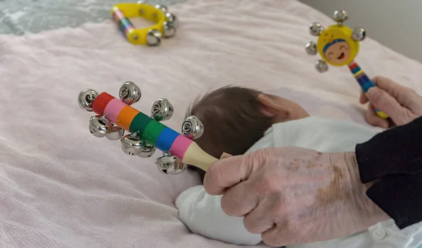 子供のためのモータースキルクラスと赤ちゃんとの早期刺激 カラフルなおもちゃや楽器 — ストック写真