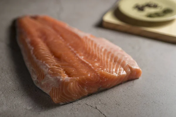 Tiro Ángulo Alto Trozo Pescado Crudo Una Tabla Madera —  Fotos de Stock