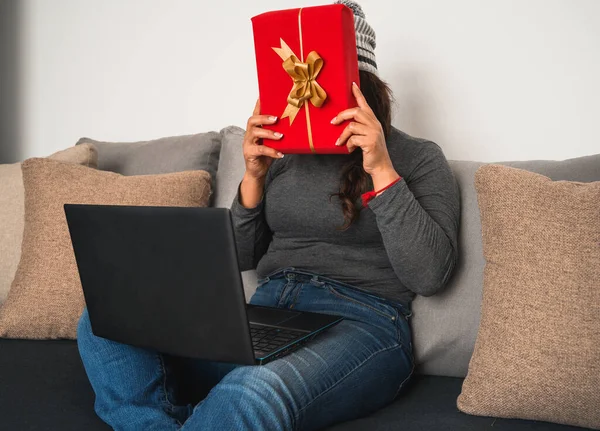 Крупный План Женщины Разговаривающей Своими Друзьями Ноутбуке Показывающей Красную Подарочную — стоковое фото