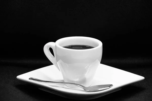 Una Tazza Bianca Caffè Piattino Con Cucchiaio Isolato Sullo Sfondo — Foto Stock