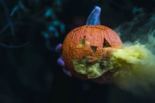 Hombre Sosteniendo Una Calabaza Tallada Con Humo Amarillo Saliendo Ella — Foto de Stock