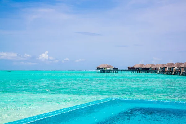 Largo Embarcadero Vacío Las Maldivas Con Arrecifes Coral Agua — Foto de Stock