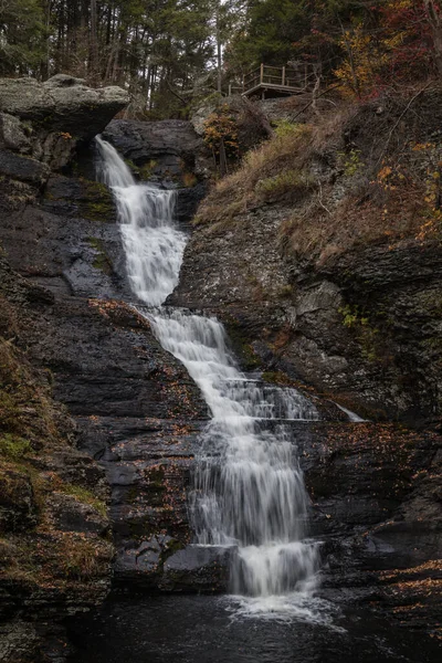 Een Verbluffende Opname Van Een Waterval Een Rotsachtig Landschap — Stockfoto