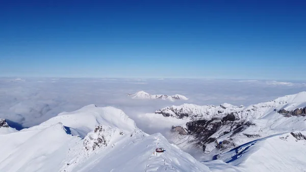 Uno Scatto Mozzafiato Vetta Alpi Innevate Ricoperte Nuvole — Foto Stock