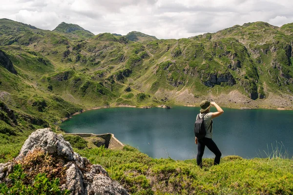 Ung Kvinna Med Hatt Beundrar Utsikten Över Sjö Somiedo Naturpark — Stockfoto