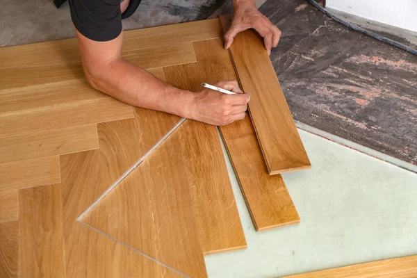 Trabajador Que Instala Pisos Laminados Madera — Foto de Stock