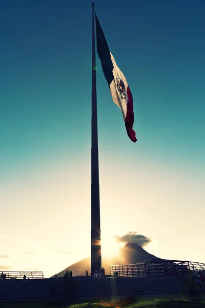Disparo Vertical Bandera México Ondeando Sobre Fondo Una Montaña —  Fotos de Stock