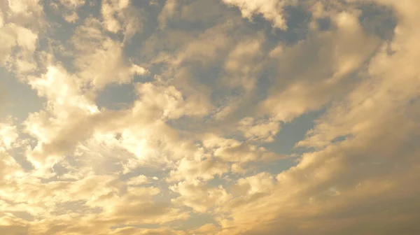 Plano Bajo Ángulo Fondo Cielo Brillante Con Suaves Nubes Blancas — Foto de Stock