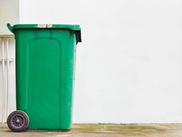 Ein Grüner Mülleimer Isoliert Auf Weißem Hintergrund — Stockfoto