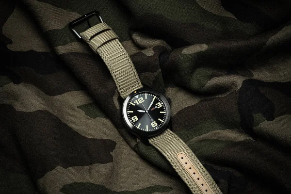 Een Close Shot Van Een Horloge Een Camouflage Textiel — Stockfoto