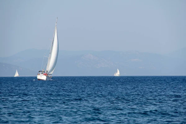 Sebuah Perahu Layar Putih Melawan Biru Laut Dan Langit — Stok Foto