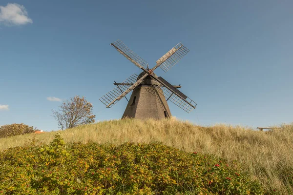 Gammal Väderkvarn Ett Fält Solljuset Och Blå Himmel Danmark — Stockfoto