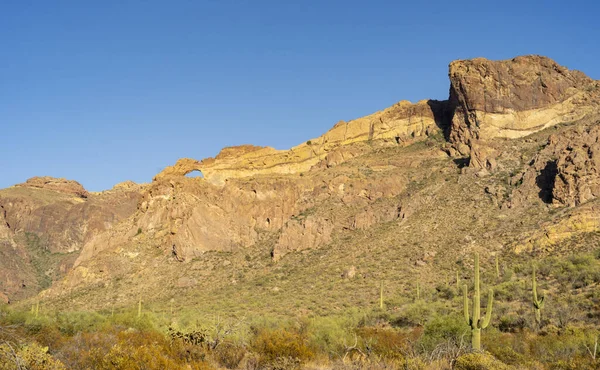 Ein Großer Natürlicher Bogen Hängt Über Dem Arch Canyon Organ — Stockfoto