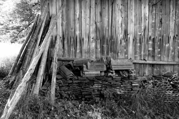 Fotografie Scară Gri Scânduri Din Lemn Materiale Pentru Acoperișuri Lângă — Fotografie, imagine de stoc