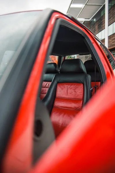 Eine Vertikale Nahaufnahme Von Details Auf Dem Roten Auto — Stockfoto