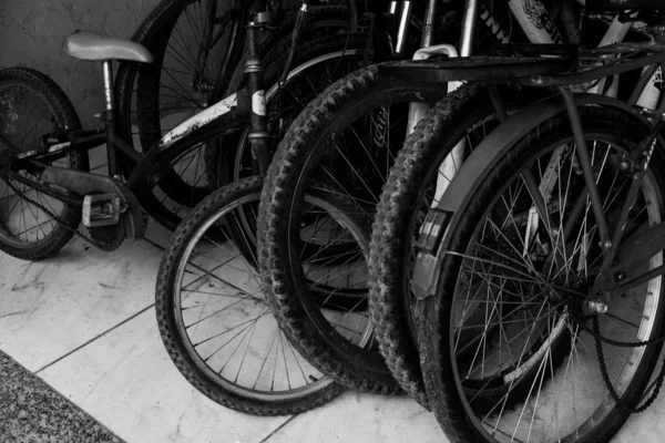 Ένα Γκρι Πλάνο Των Ελαστικών Των Ποδηλάτων Στο Γκαράζ — Φωτογραφία Αρχείου