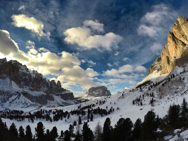 Een Prachtig Shot Van Besneeuwde Bergen — Stockfoto