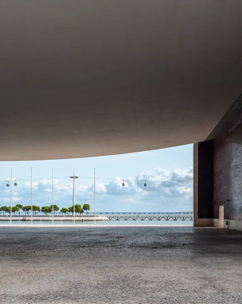 Egy Függőleges Felvétel Egy Épületről Vasco Gama Híddal Háttérben — Stock Fotó