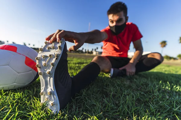 Ung Europeisk Fotbollsspelare Som Sträcker Sig Svart Mask Begreppet Hälsosam — Stockfoto