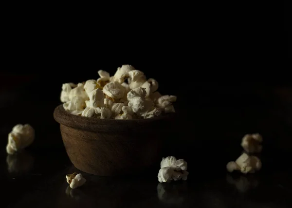 Eine Nahaufnahme Von Frisch Geknalltem Popcorn Einer Schüssel — Stockfoto