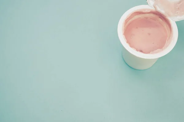 Vysokoúhlý Snímek Otevřené Plastové Nádoby Ovocným Jogurtem Modrém Povrchu — Stock fotografie