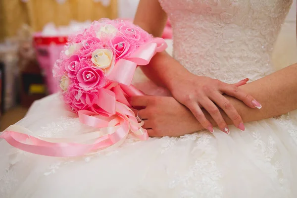 Closeup Shot Bride White Dress Holding Pink Bridal Bouquet — Stock Photo, Image