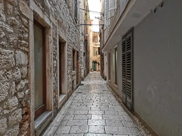 アドリア海の観光都市 シベニク クロアチアその狭い通りで 古い石や階段 — ストック写真