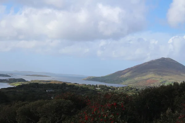 Widok Lotu Ptaka Morze Obszarze Górskim Irlandii — Zdjęcie stockowe