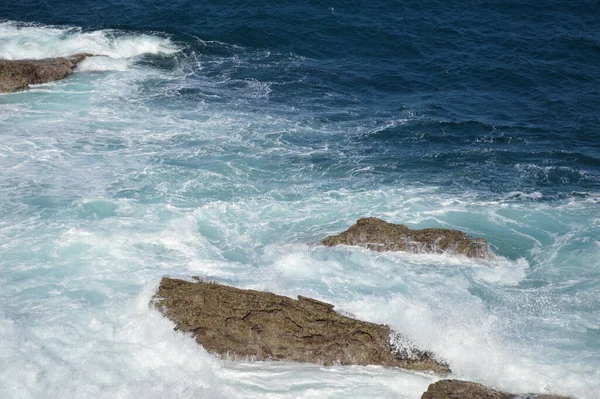 Eine Nahaufnahme Von Felsen Blauen Meer — Stockfoto