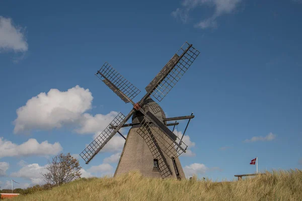 Gammal Väderkvarn Ett Fält Solljuset Och Blå Himmel Danmark — Stockfoto