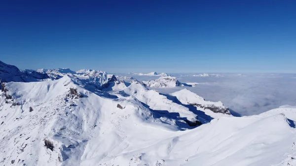 Uno Scatto Mozzafiato Vetta Alpi Innevate Ricoperte Nuvole — Foto Stock