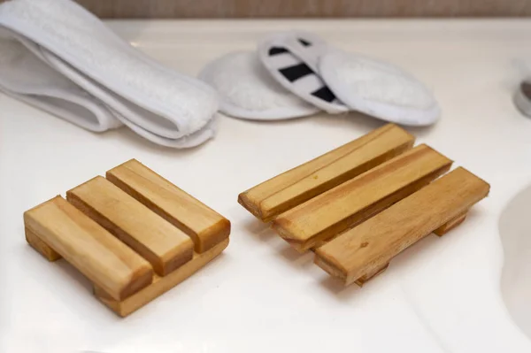 Los Accesorios Baño Cerca Del Lavabo Jaboneras Madera Toallas — Foto de Stock