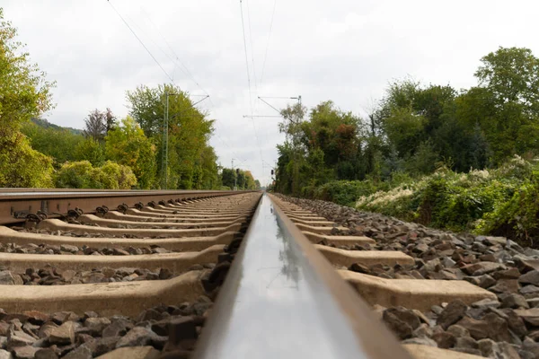 Close Trilhos Ferroviários Que Levam Diretamente Para Frente Para Infinito — Fotografia de Stock