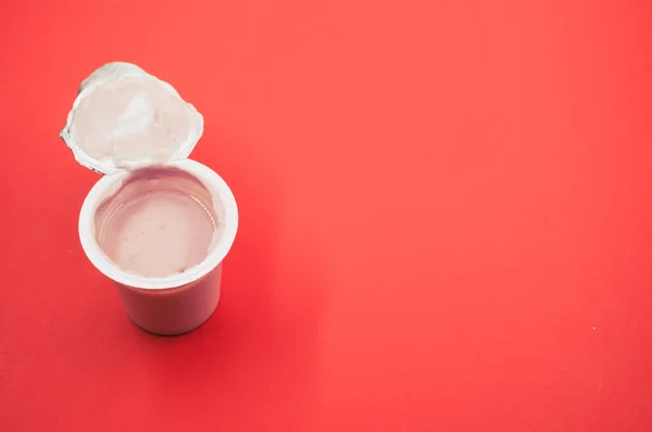 Una Toma Alto Ángulo Recipiente Plástico Abierto Yogur Fruta Sobre —  Fotos de Stock