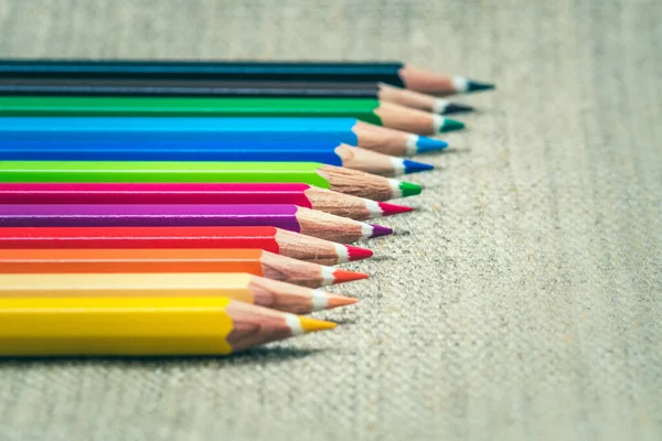 캔버스 색깔있는 연필이 줄지어 — 스톡 사진