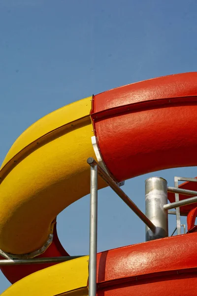 Een Verticaal Close Shot Van Een Draaiende Rode Gele Waterglijbaan — Stockfoto