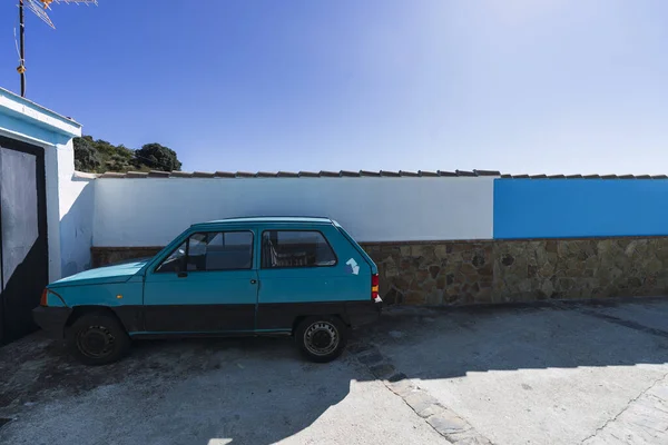 Een Oude Blauwe Auto Parkeerde Oor Een Garage Onder Het — Stockfoto