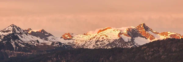 Salida Del Sol Las Montañas Aran Durante Primavera — Foto de Stock