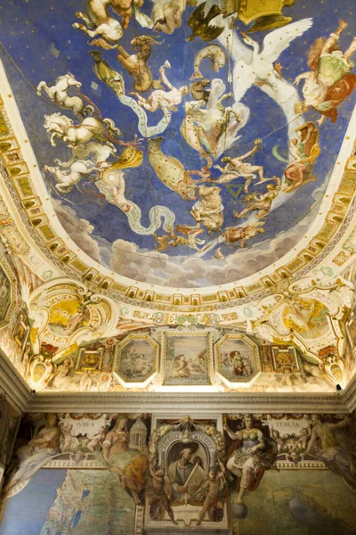 Egy Függőleges Felvétel Csillagképek Freskójáról Farnese Palotában Olaszországban — Stock Fotó
