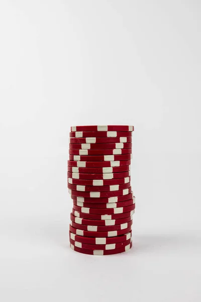 Tiro Vertical Fichas Poker Vermelho Sobre Fundo Branco — Fotografia de Stock