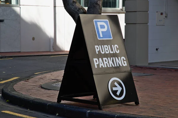 Sinal Mostrando Uma Direção Para Estacionamento Público — Fotografia de Stock