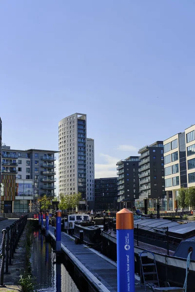 Leeds United Kingdom Aug 2020 Vertical Shot Leeds Dock Warm — стокове фото