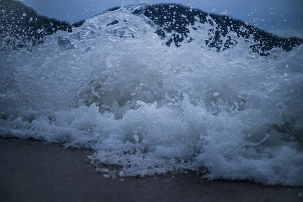 Tempestuosa Ola Del Mar Con Espuma Lavando Orilla —  Fotos de Stock