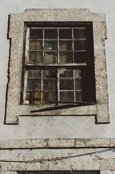 Närbild Ett Gammalt Spärrat Fönster Lissabon Stil Och Arkitektur Portugal — Stockfoto