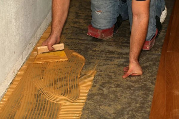 Closeup Shot Worker Laying Parquet Flooring — Stock Photo, Image