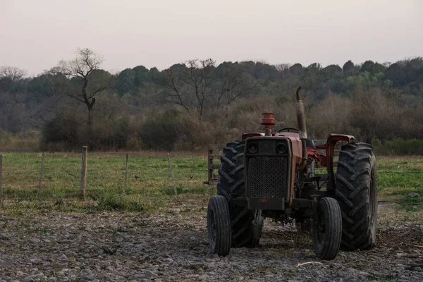 Een Close Van Een Oude Roestige Trekker Het Midden Van — Stockfoto