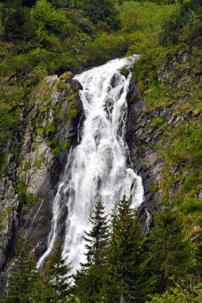Vertikální Záběr Vodopádu Balea Pohoří Fagaras Rumunsko — Stock fotografie