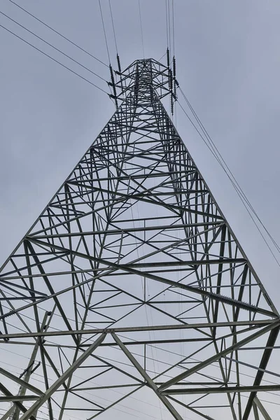 Svislý Nízký Úhel Záběru Elektrického Vedení Věže Ponurém Pozadí Oblohy — Stock fotografie